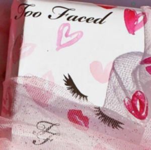 Too Faced L.E. 2018 Kisses & Hugs Wrapping Paper